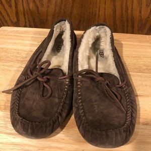 Ugg Espresso Dakota Slipper (size 7)